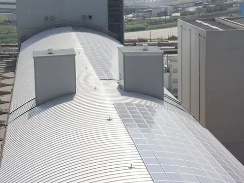 Copertura curva in lamiera di un grande capannone con i moduli integrati