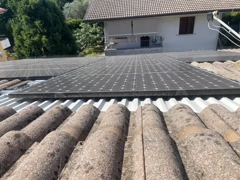 Moduli su una copertura in lamiera grecata accanto ai coppi, con i dissuasori per i volatili