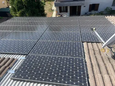 Moduli gia' posati e profili ancora vuoti su una copertura in lamiera