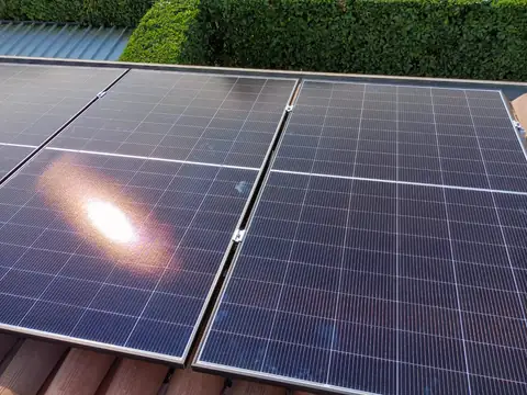 Moduli e morsetti visti dall'alto, con il riflesso del sole sul vetro
