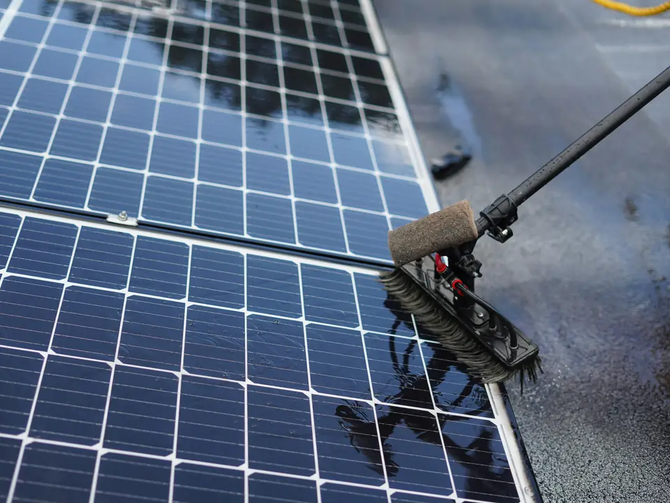 Spazzola ad acqua che pulisce moduli fotovoltaici bagnati