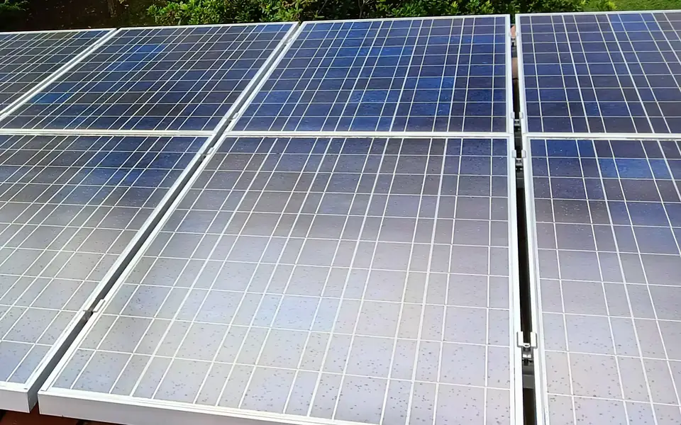 Moduli fotovoltaici con lo sporco depositato a puntini sul vetro