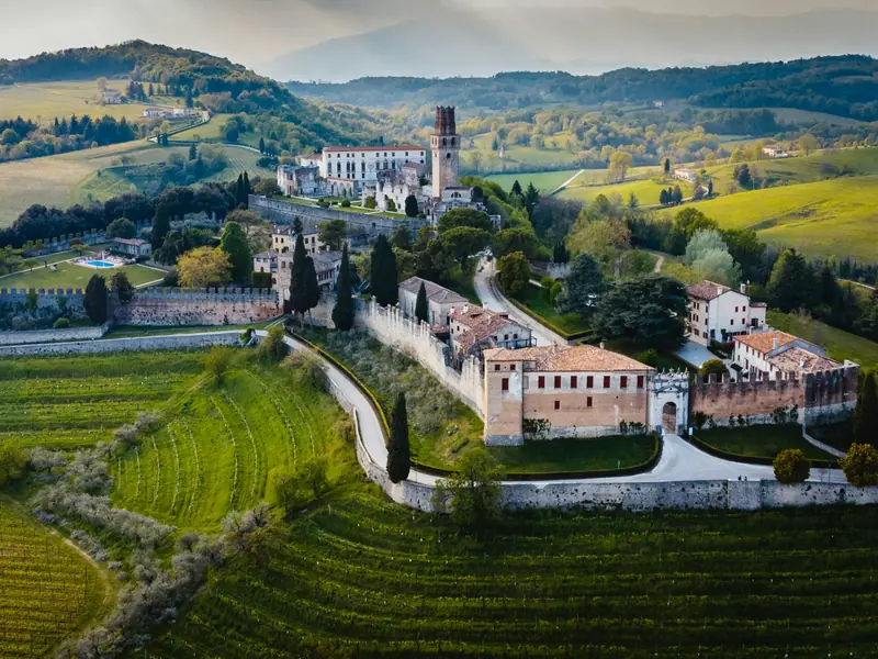 Il Castello di San Salvatore tra i vigneti di Susegana, nel Trevigiano